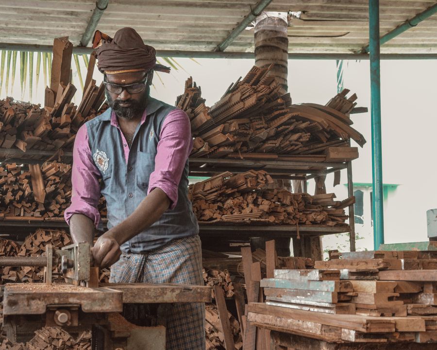 Artisan menuisier au travail dans son atelier