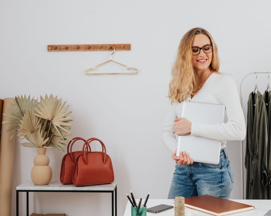 Commerçant qui ouvre sa boutique